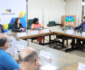 Delegação da Embaixada de Cuba, a Reitora da União de Santiago de Cuba, Diana Sedal Yanes e o Prof. Fidel Castro Neto, em reunião com Reitora da UnB, profª. Rozana Naves. 21/10/2025 Foto: Beto Monteiro/Ascom UnB